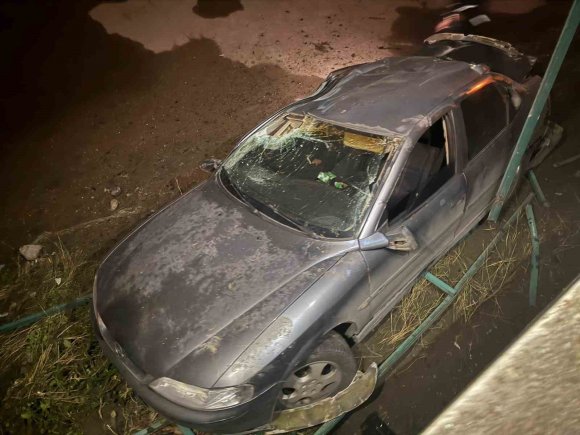 OTOMOBİLİN SU KANALINA UÇTU: 3 YARALI