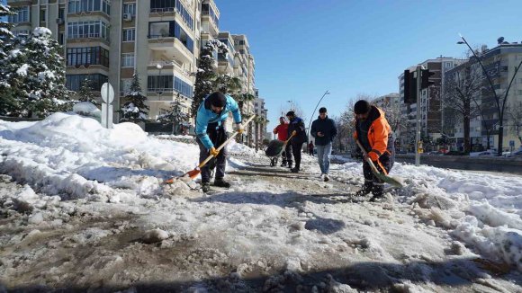 KAHRAMANMARAŞ’TA KAR TEMİZLEME ÇALIŞMALARI SÜRÜYOR