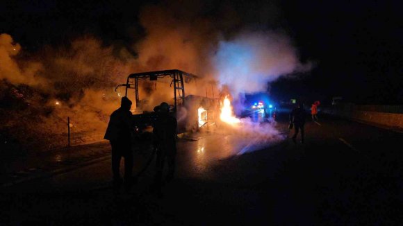 OTOYOLDA 39 YOLCUSU BULUNAN OTOBÜS ALEV ALEV YANDI