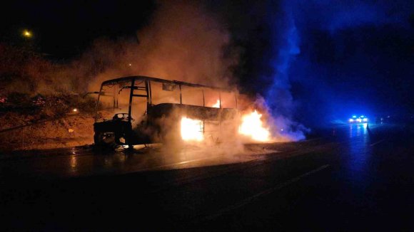 OTOYOLDA 39 YOLCUSU BULUNAN OTOBÜS ALEV ALEV YANDI