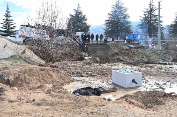 EĞİRDİR’DEN GELEN İÇME SUYU BORUSUNDAKİ PATLAK EKİPLERCE GİDERİLDİ