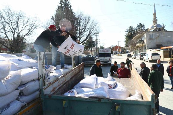 BÜYÜKŞEHİR’DEN 2025 YILINDA HAYVANCILIĞA 503 BİN 625 KG YEM DESTEĞİ