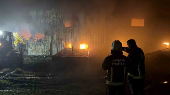 ALANYA’DA KLİMA DEPOSU ALEVLERE TESLİM OLDU