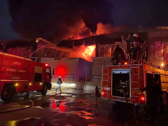 ANTALYA’DA MARKET DEPOSU ALEV ALEV YANDI, TEMEL GIDA ALANI KÜLE DÖNDÜ