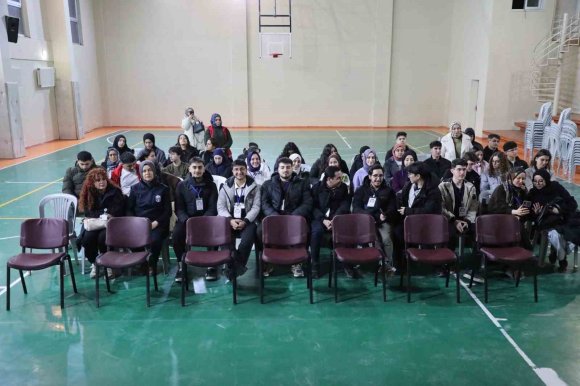 DEPREMZEDE ÖĞRENCİLERE BURS VE TABLET DESTEĞİ