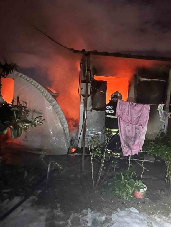 ALTINÖZÜ’NDE KONTEYNER VE ÇADIR YANDI