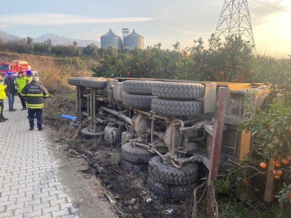 PAYAS’TA TRAFİK KAZASI: DEVRİLEN KAMYONUN SÜRÜCÜSÜ YARALANDI