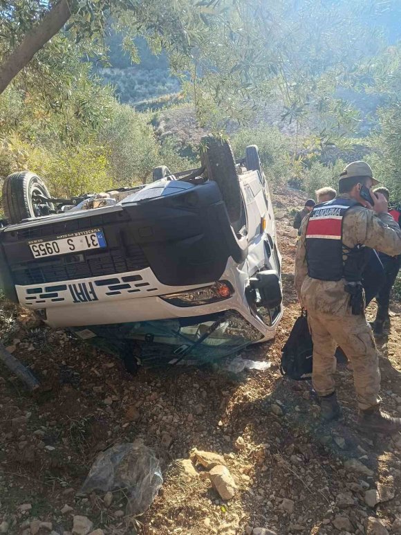 ÖĞRENCİ SERVİSİ ZEYTİNLİĞE UÇTU: 5 YARALI