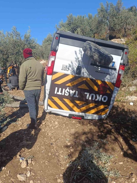 ÖĞRENCİ SERVİSİ ZEYTİNLİĞE UÇTU: 5 YARALI