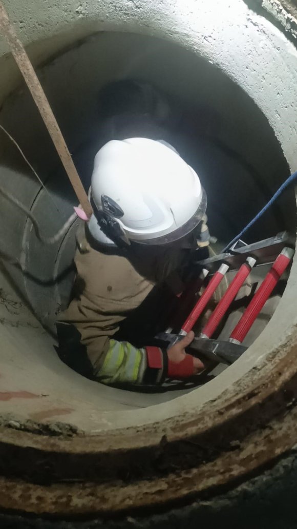 SU KUYUSUNDA MAHSUR KALAN KEÇİYİ İTFAİYE KURTARDI