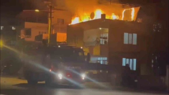 HATAY’DA MÜSTAKİL EVİN DAMI ALEVLERE TESLİM OLDU