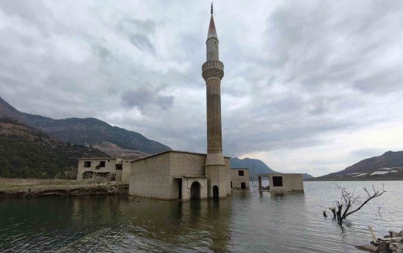 ANAMUR’DA SULAR ALTINDA KALAN KÖYDEN GERİYE BİR MİNARE KALDI