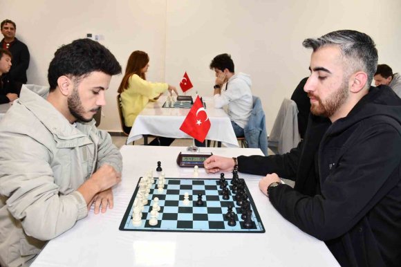 ALANYA’DA SAĞLIK ÇALIŞANLARI SATRANÇ TURNUVASINDA BİR ARAYA GELDİ