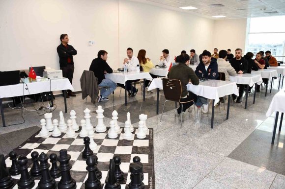 ALANYA’DA SAĞLIK ÇALIŞANLARI SATRANÇ TURNUVASINDA BİR ARAYA GELDİ