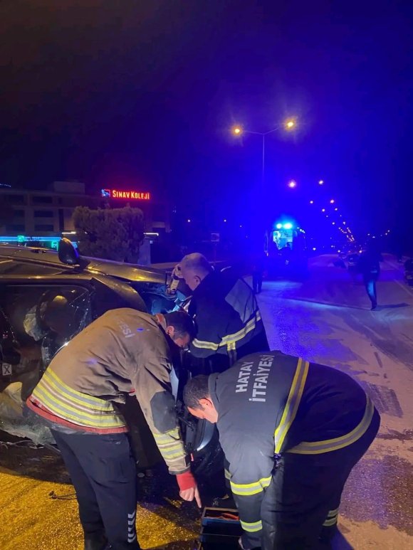 VİDANJÖRE ÇARPARAK DEVRİLEN OTOMOBİLİN SÜRÜCÜSÜ YARALANDI