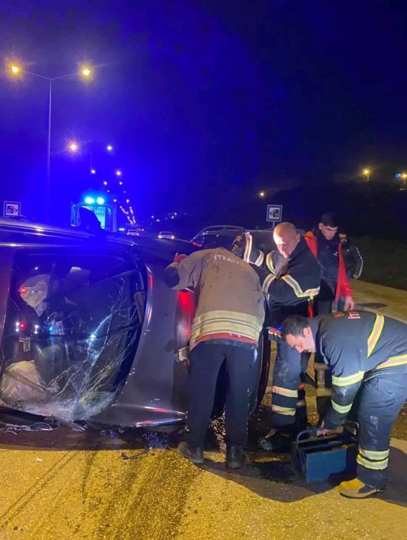 VİDANJÖRE ÇARPARAK DEVRİLEN OTOMOBİLİN SÜRÜCÜSÜ YARALANDI