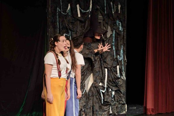 KEPEZ KENT TİYATROSU YILIN İLK ÇOCUK OYUNUNU SAHNELEDİ