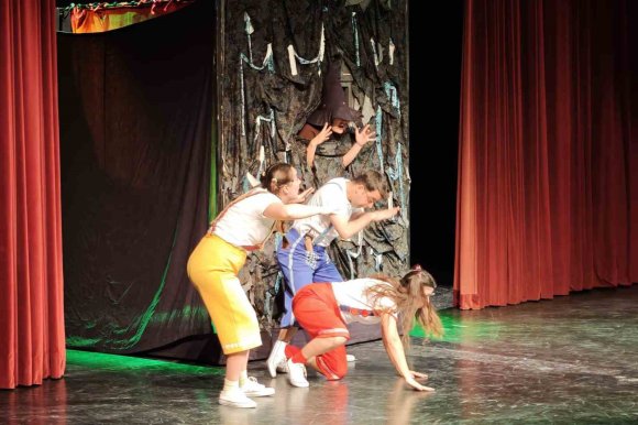 KEPEZ KENT TİYATROSU YILIN İLK ÇOCUK OYUNUNU SAHNELEDİ