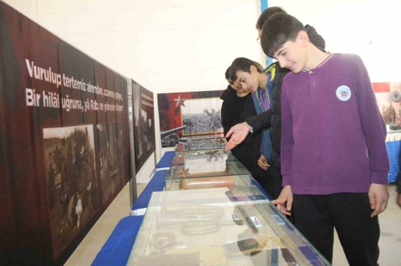 KOZAN’DA ÇANAKKALE SAVAŞI GEZİCİ MÜZESİ KAPILARINI AÇTI