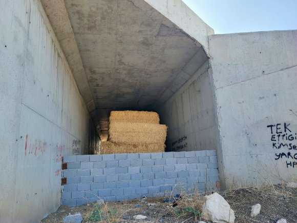 7 YILDIR BİTMEYEN YOLUN KÖPRÜ AYAKLARI SAMANLIĞA DÖNDÜ