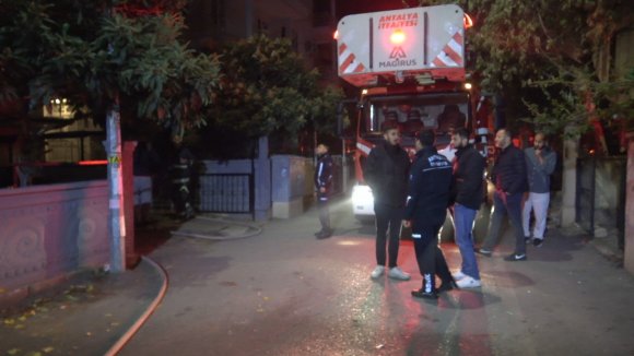 ANTALYA’DA APARTMAN DAİRESİNDE ÇIKAN YANGIN KORKUTTU