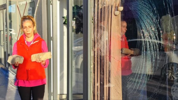 TAŞLI SALDIRIYI İŞ YERİ SAHİBİ OĞLUNA YAPTIRMIŞ