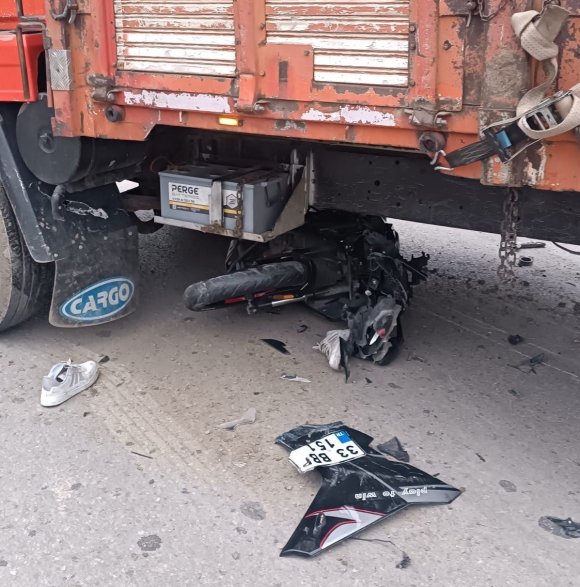 MOTOSİKLET KAMYONUN ALTINA GİRDİ, SAVRULAN SÜRÜCÜ AĞIR YARALANDI