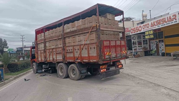 MOTOSİKLET KAMYONUN ALTINA GİRDİ, SAVRULAN SÜRÜCÜ AĞIR YARALANDI