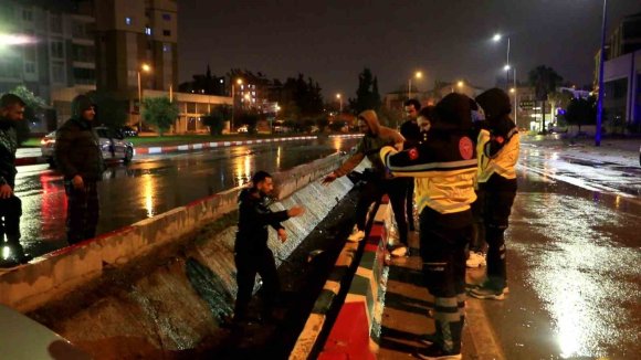 KANALA UÇAN OTOMOBİLİN SÜRÜCÜSÜ KAZAYI YARA ALMADAN ATLATTI
