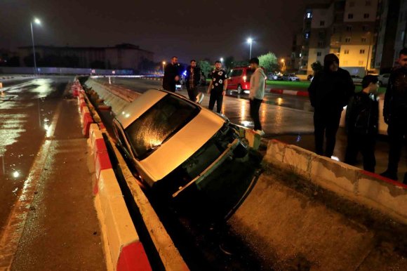 KANALA UÇAN OTOMOBİLİN SÜRÜCÜSÜ KAZAYI YARA ALMADAN ATLATTI