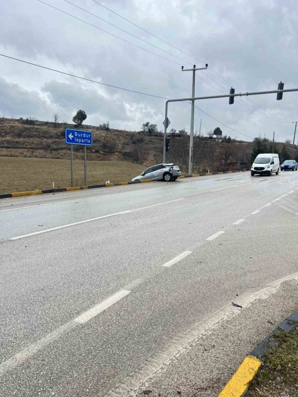 BURDUR’DA OTOMOBİL İLE KAMYON ÇARPIŞTI: 1 YARALI