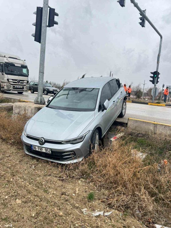 BURDUR’DA OTOMOBİL İLE KAMYON ÇARPIŞTI: 1 YARALI