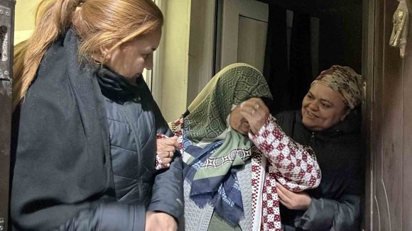 GÖRME ENGELLİ YAŞLI KADINA DEVLETTEN ŞEFKAT ELİ: "ELVEDA EVİM" DİYEREK YILLARDIR YAŞADIĞI EVİNE GÖZYAŞLARIYLA VEDA ETTİ