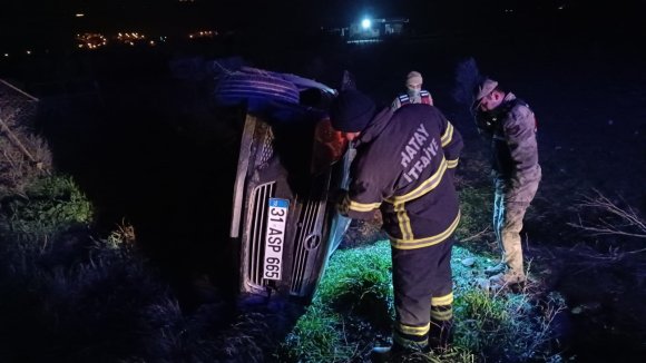 KONTROLDEN ÇIKAN OTOMOBİL DEVRİLDİ, SÜRÜCÜ YARALANDI