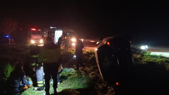 KONTROLDEN ÇIKAN OTOMOBİL DEVRİLDİ, SÜRÜCÜ YARALANDI