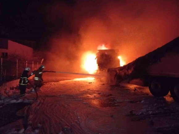 ALEVLERE TESLİM OLAN TIR YANARAK KULLANILAMAZ HALE GELDİ