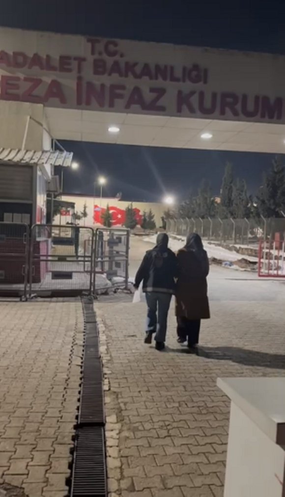 KUMLU’DA HAPİS CEZASI İLE ARANAN KADIN ŞÜPHELİ YAKALANDI