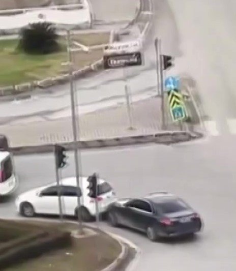 ADANA’DA KOCA EŞİNİ TARTAKLAYIP, OTOMOBİLİYLE ARACINA DEFALARCA VURDU