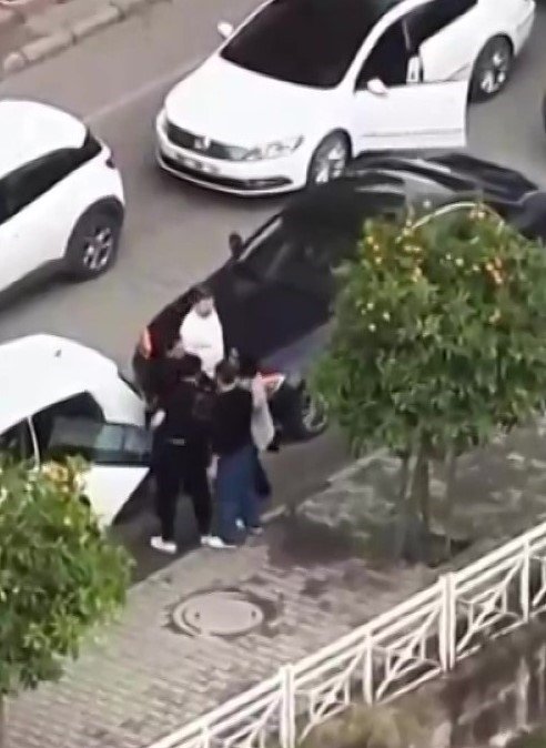 ADANA’DA KOCA EŞİNİ TARTAKLAYIP, OTOMOBİLİYLE ARACINA DEFALARCA VURDU