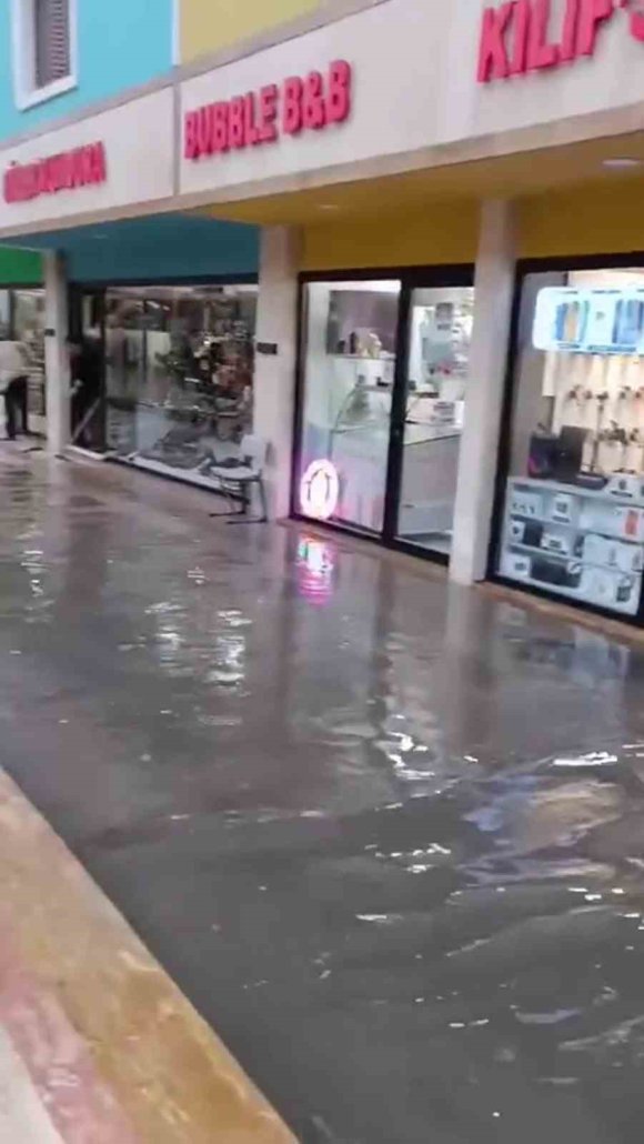 İSKENDERUN AYAKKABICILAR ÇARŞISI SULAR ALTINDA KALDI