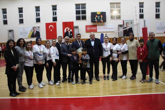 KUMLUCA’DA KADINLAR ÖĞRETMENLER ARASINDA DÜZENLENEN VOLEYBOL TURNUVASI SONA ERDİ