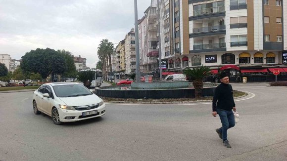 MANAVGAT’TA MOTOSİKLET DEVRİLDİ: 1 YARALI