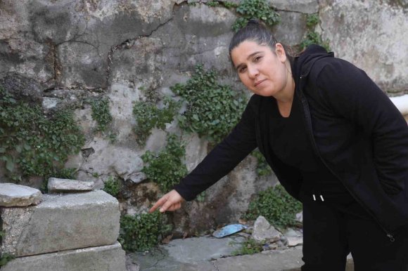 ANNESİNİN YANINDAYKEN DUVARIN ÜZERİNDEKİ TELEFONU ÇALDI