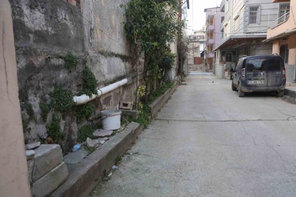 ANNESİNİN YANINDAYKEN DUVARIN ÜZERİNDEKİ TELEFONU ÇALDI