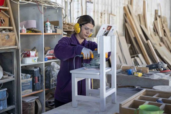 MERSİN’DE GERİ DÖNÜŞÜM ATÖLYESİNDE ATIKLAR YENİDEN ÜRETİME KAZANDIRILIYOR