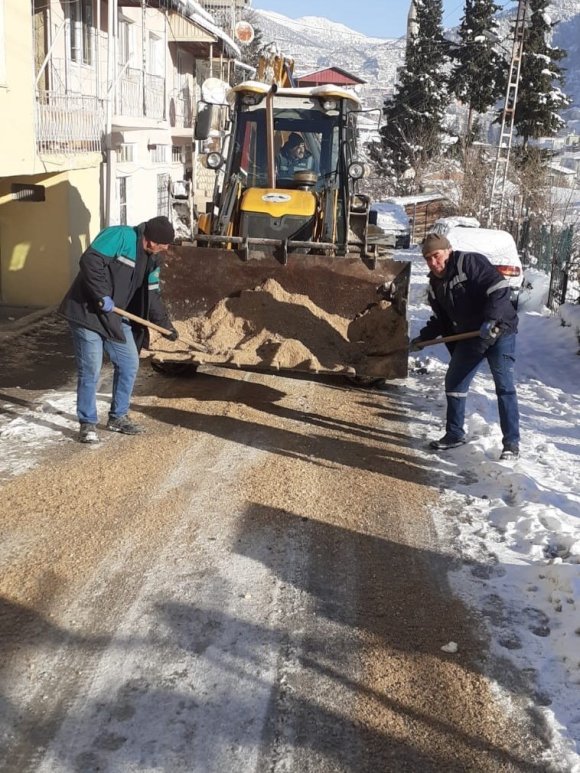 SAİMBEYLİ’DE KARLA MÜCADELE ARALIKSIZ SÜRÜYOR