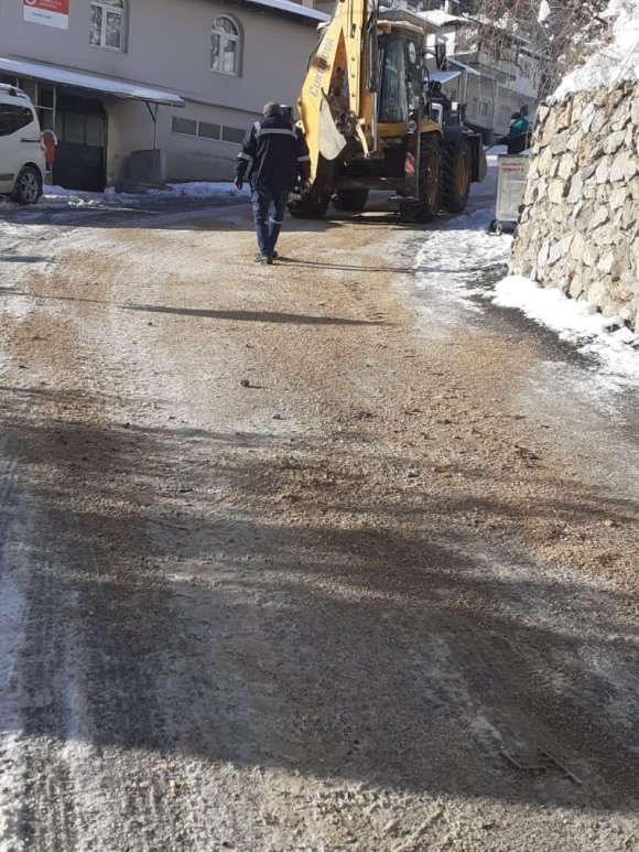 SAİMBEYLİ’DE KARLA MÜCADELE ARALIKSIZ SÜRÜYOR