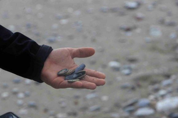 DEFİNE AVCILARI FIRTINADA İŞ BAŞINDA: DEV DALGALARIN VURDUĞU SAHİLDE DEDEKTÖRLE ARAMA YAPTILAR