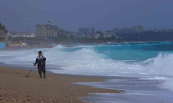 DEFİNE AVCILARI FIRTINADA İŞ BAŞINDA: DEV DALGALARIN VURDUĞU SAHİLDE DEDEKTÖRLE ARAMA YAPTILAR