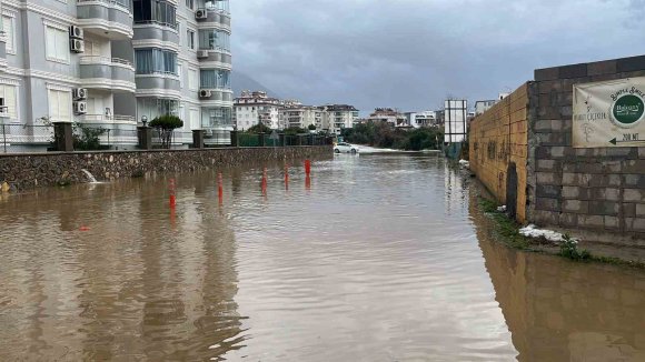ALANYA’DA YAĞMUR , DOLU VE FIRTINA HAYATI OLUMSUZ ETKİLEDİ